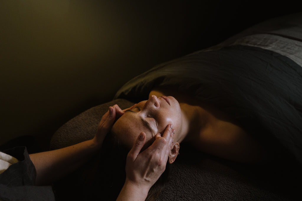 Facials in London | pause in your day to relax into a head, neck and shoulder massage. Let us melt away tension and give you a well deserved pocket of calm